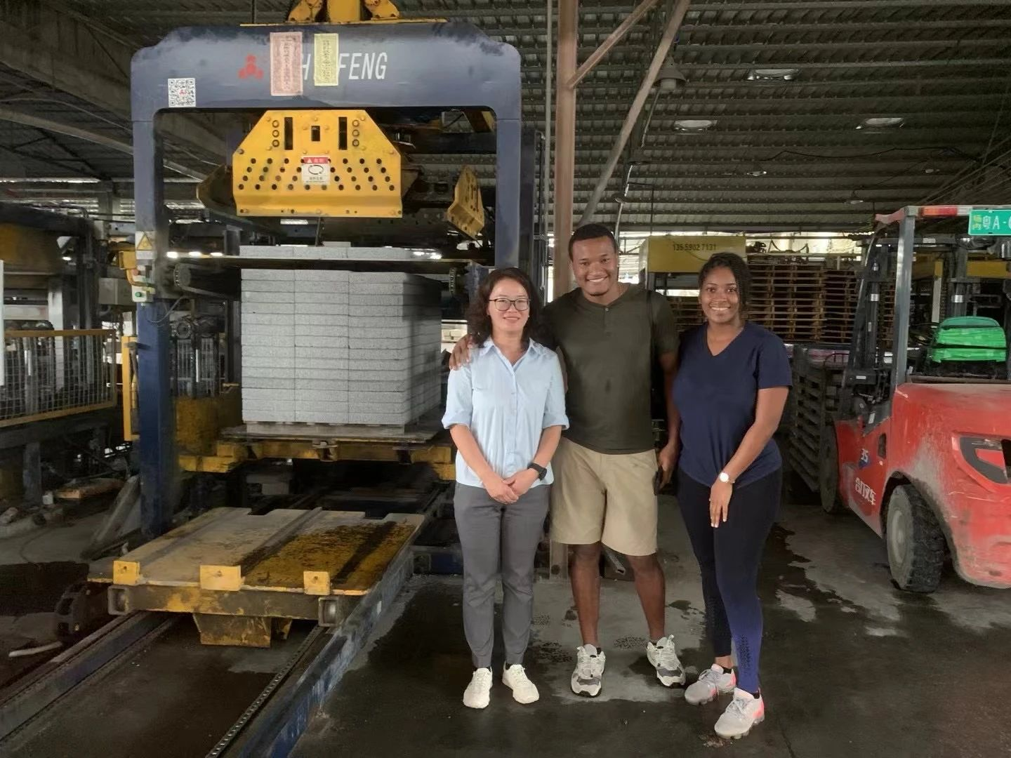 Tianjin Shifeng Group's outstanding performance at the Canton Fair has attracted the attention of foreign customers, especially its concrete block machine has been widely praised.