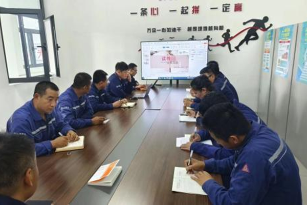 "书海泛舟,引领未来" —— 在知识的海洋中,以智慧之光照亮前行之路——