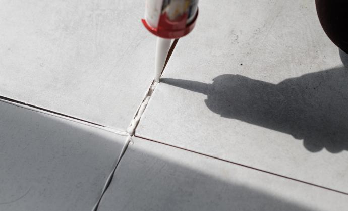 The reason why nail free glue cannot be applied thickly