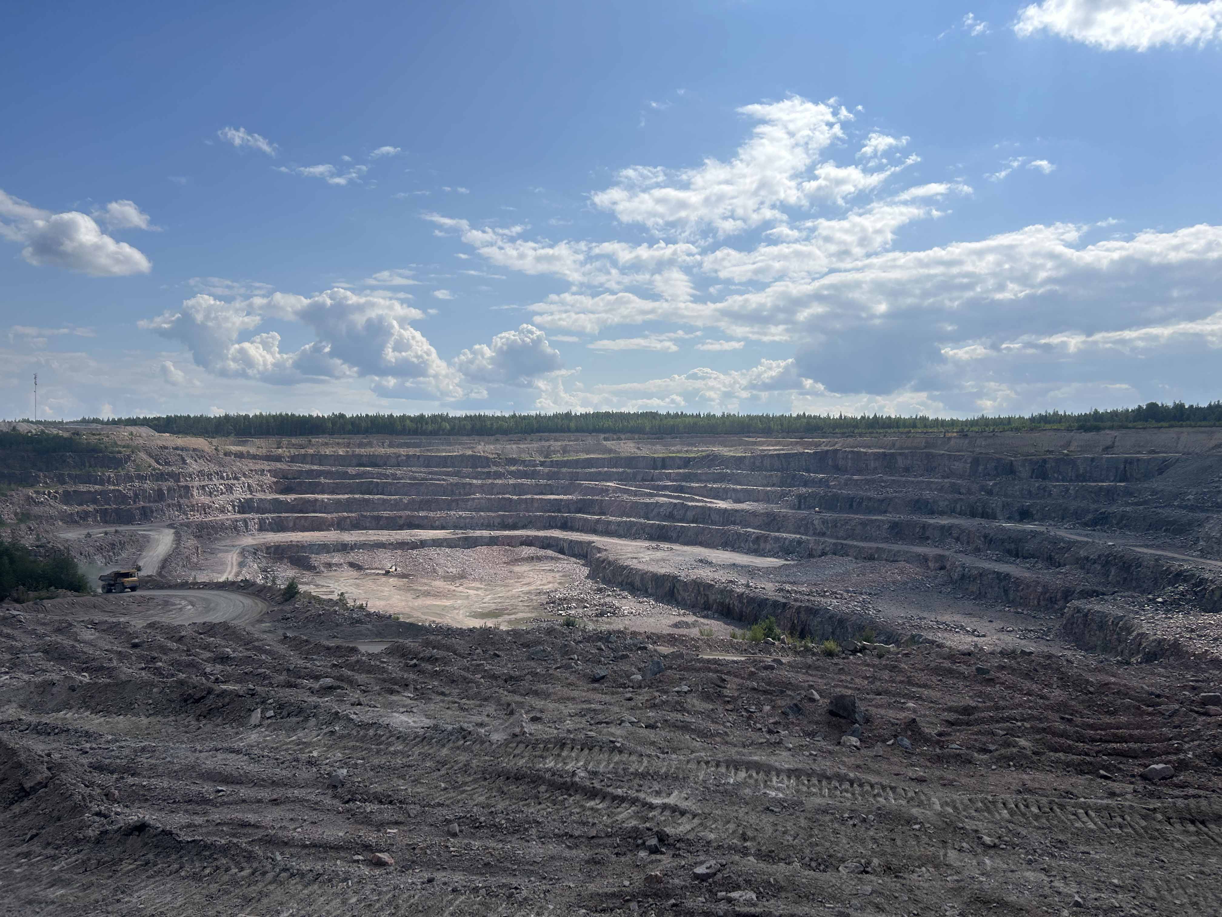 mining open-air drilling rig.jpg