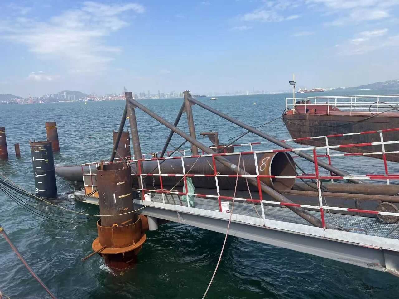 Offshore HDD rig—drill pipe passing through the casing