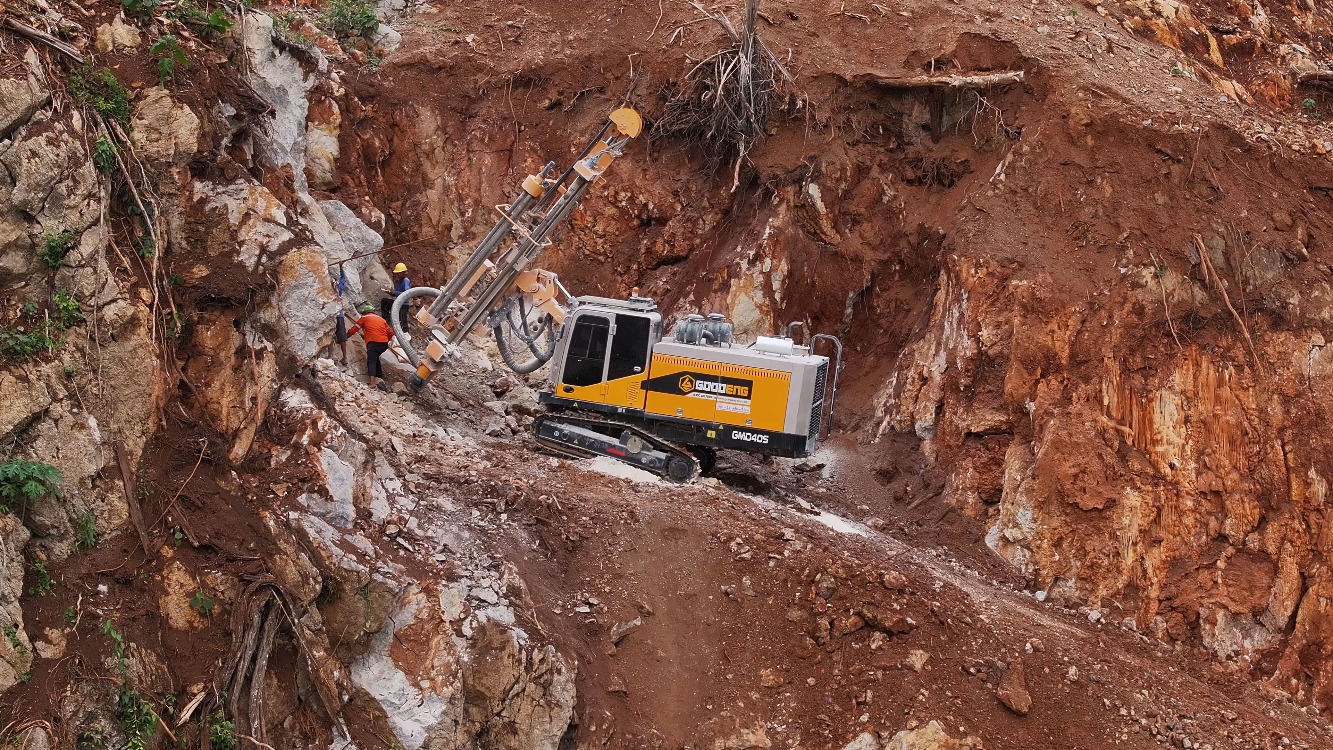 Surface rock drilling rig
