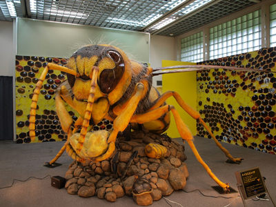 animatronic-bee-is-at-the-museumrjz