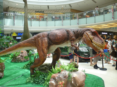 animatronic-dinosaur-at-Shopping-Mallstwq