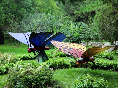 Giant-animatronic-butterflies-in-the-parkvqe