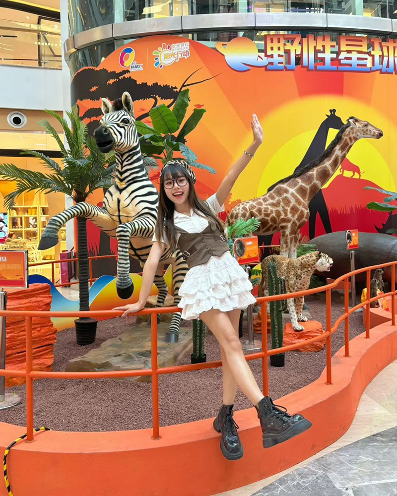 girl and Zebrazou