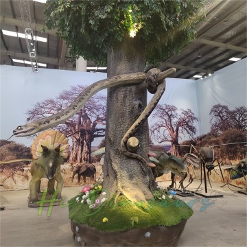 Gruselig detaillierte animatronische Schlange, versteckt in künstlichem …