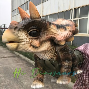 Entzückende Baby-Triceratops-Dinosaurier-Handpuppe