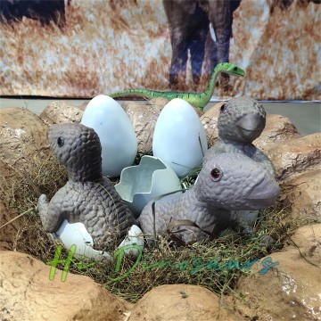Anak Hatchling Dinosaur Animatronik seperti hidup di Nest