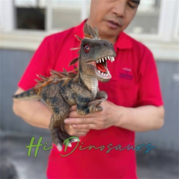 Entzückende gefiederte Mini-T-Rex-Puppe