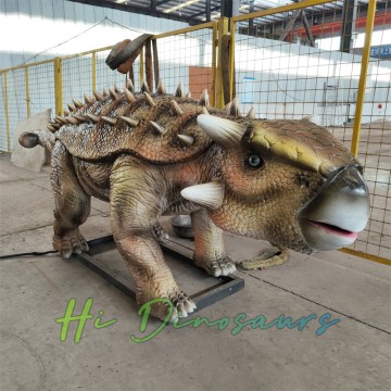 Dealbh Dineasár Ankylosaurus Réalaíoch sa Chlós Súgartha