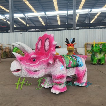 Rosa Triceratops-Roller für Themenpark