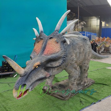 Samhail Styracosaurus Animatronic Ard-Réalachais i bPáirc Siamsaíochta
