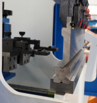 8T 600 Electric CNC press brake5