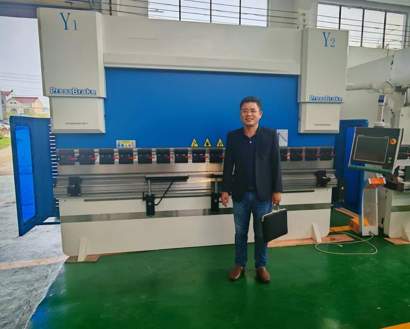 Vietnam customer visiting for order press brake and laser cutting