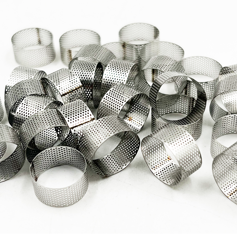 Hydraulic cartridge valve strainer