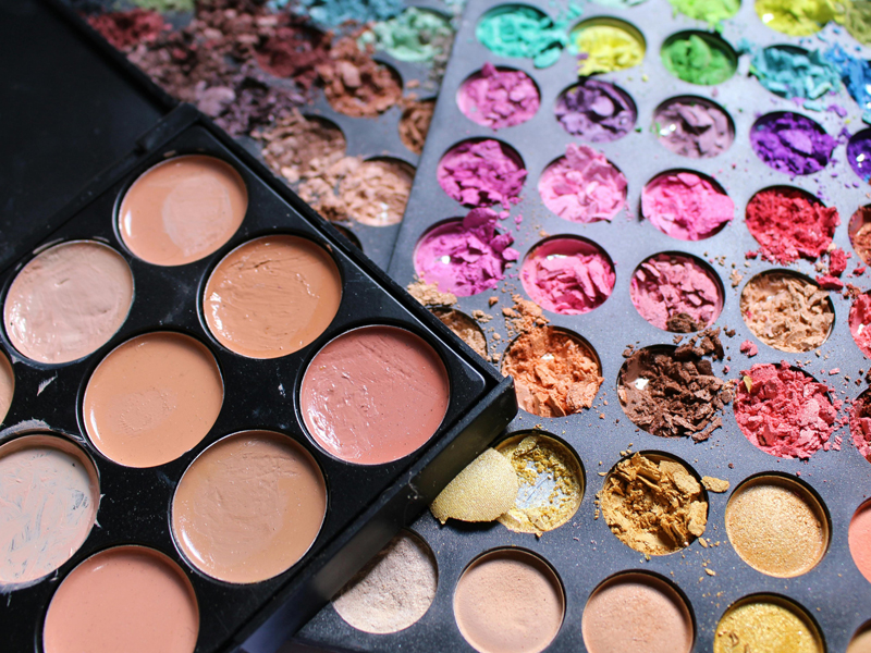 Application for cosmetic grade pearlescent pigments