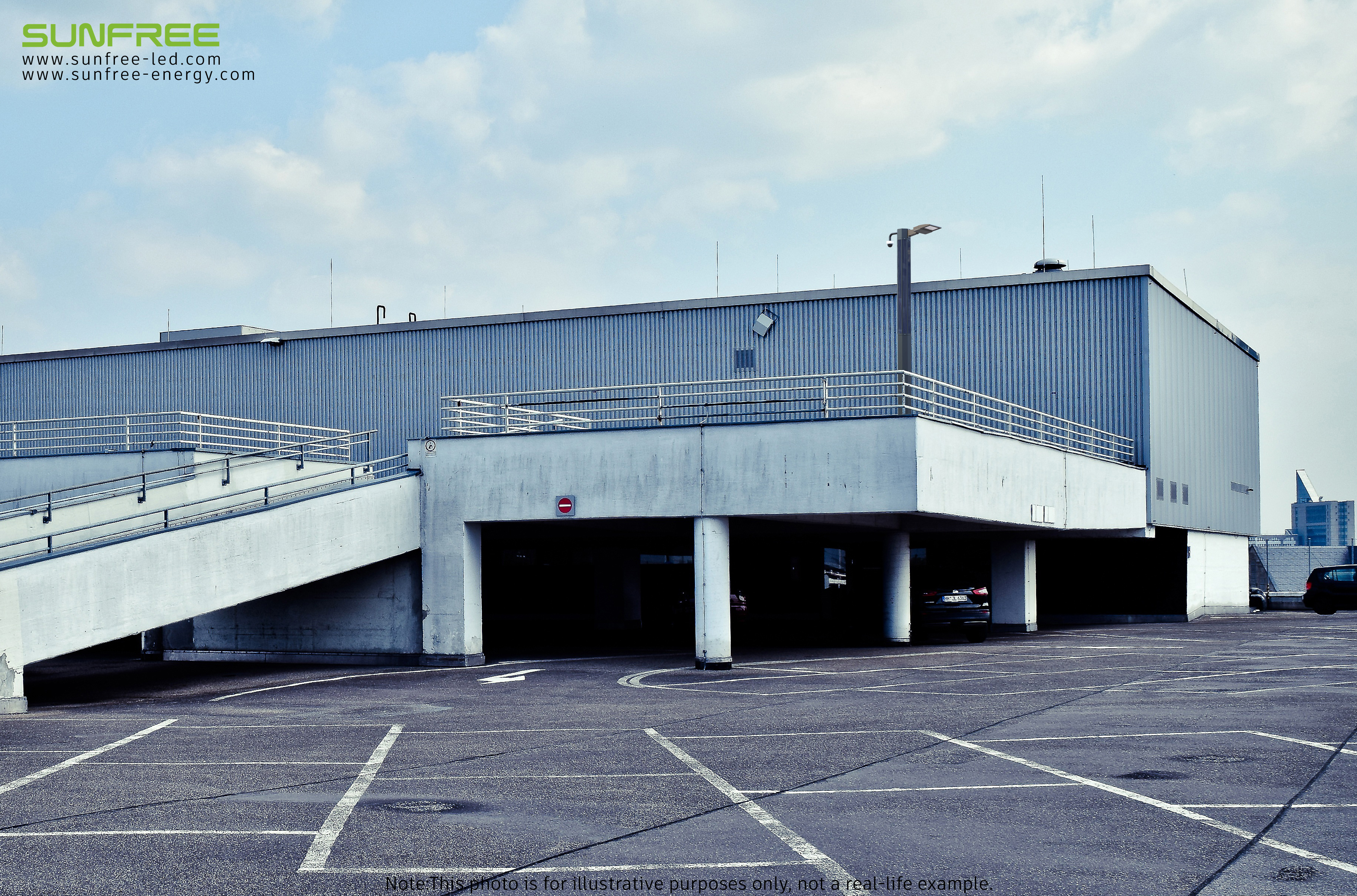 Applicazione di moduli solari verticali ai parcheggi esterni.jpg