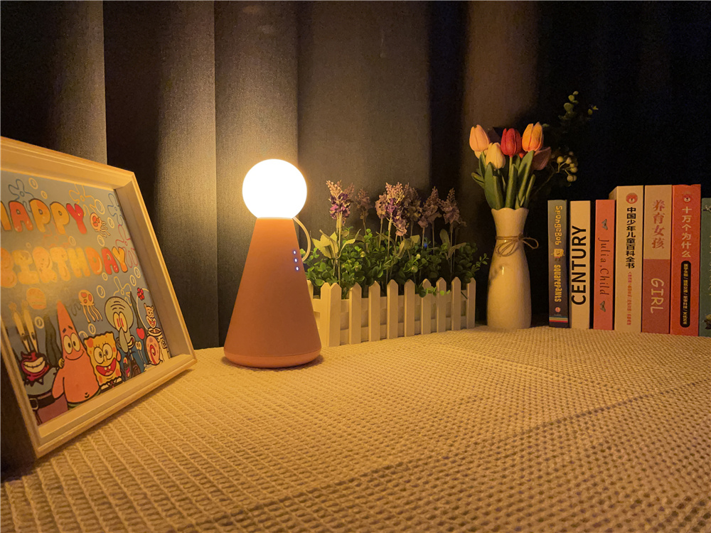 Lámpara de noche pequeña con forma de muñeca creativa con imitación de veta de madera y detalle (2)zku