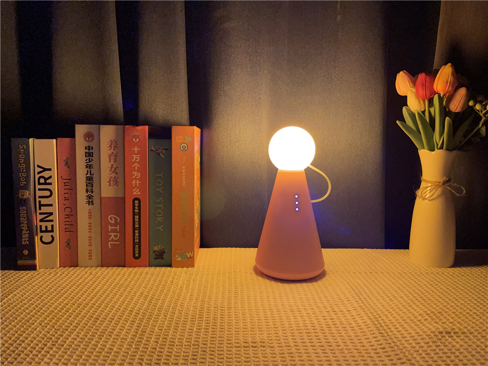 Lámpara de noche pequeña con forma de muñeca creativa con imitación de veta de madera y detalle (3)vaq