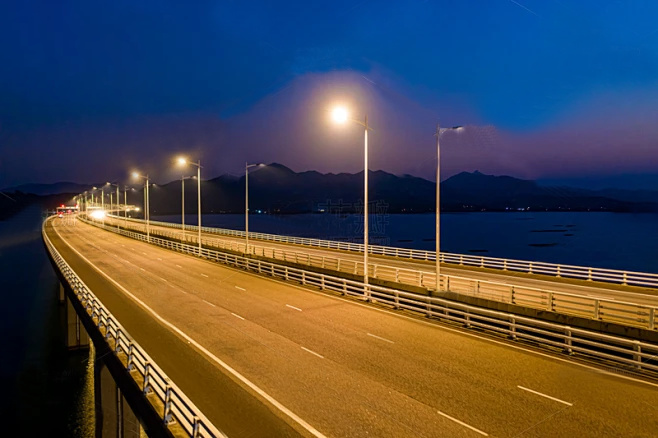 Der neue elektrische Lampenschirm wird auf den F025jh übertragen