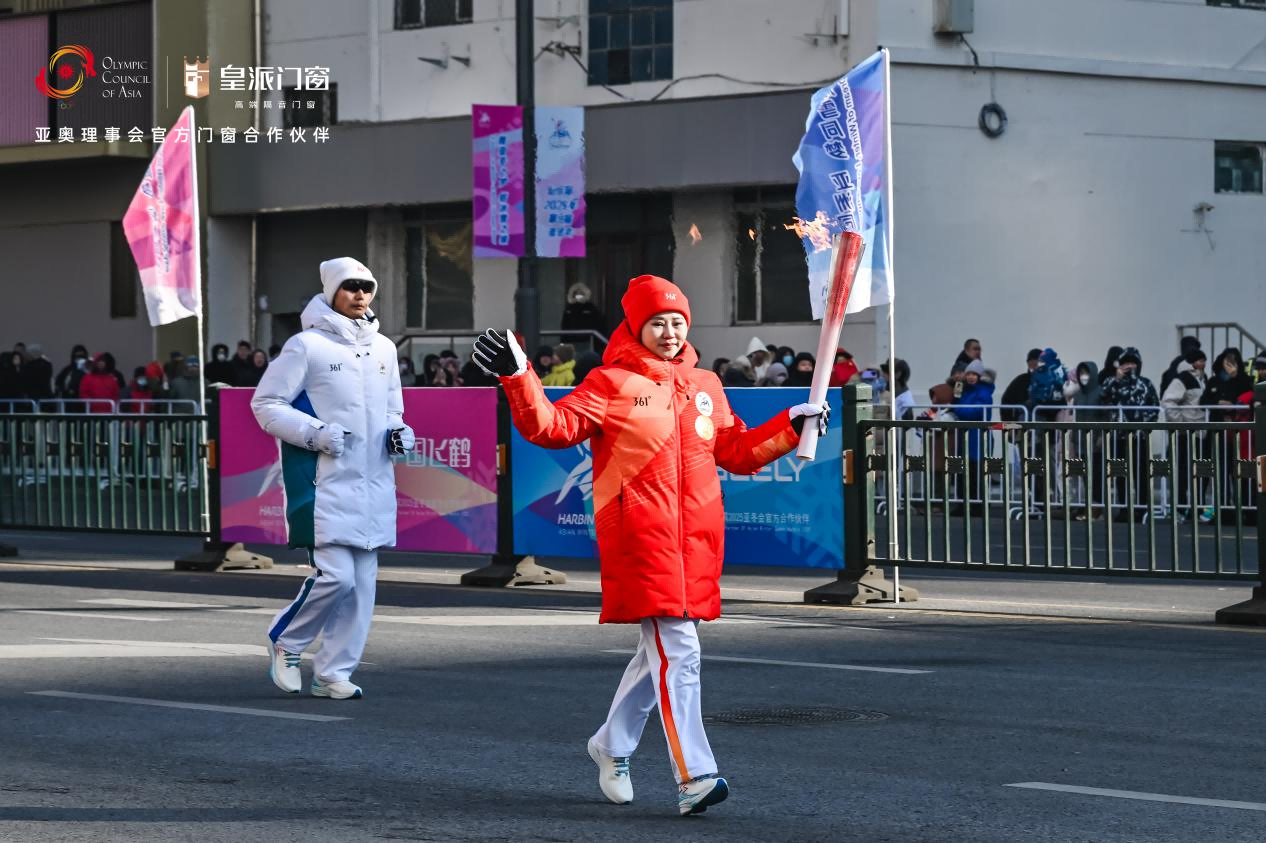 Zhu Mengsi from PHONPA Doors and Windows served as a torchbearer for the Harbin Asian Winter Games, vividly exemplifying the dynamic and progressive momentum of the Chinese doors and windows industry