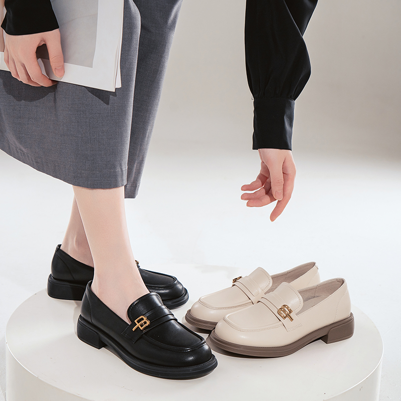 Black commuter soft-soled flat leather sho...