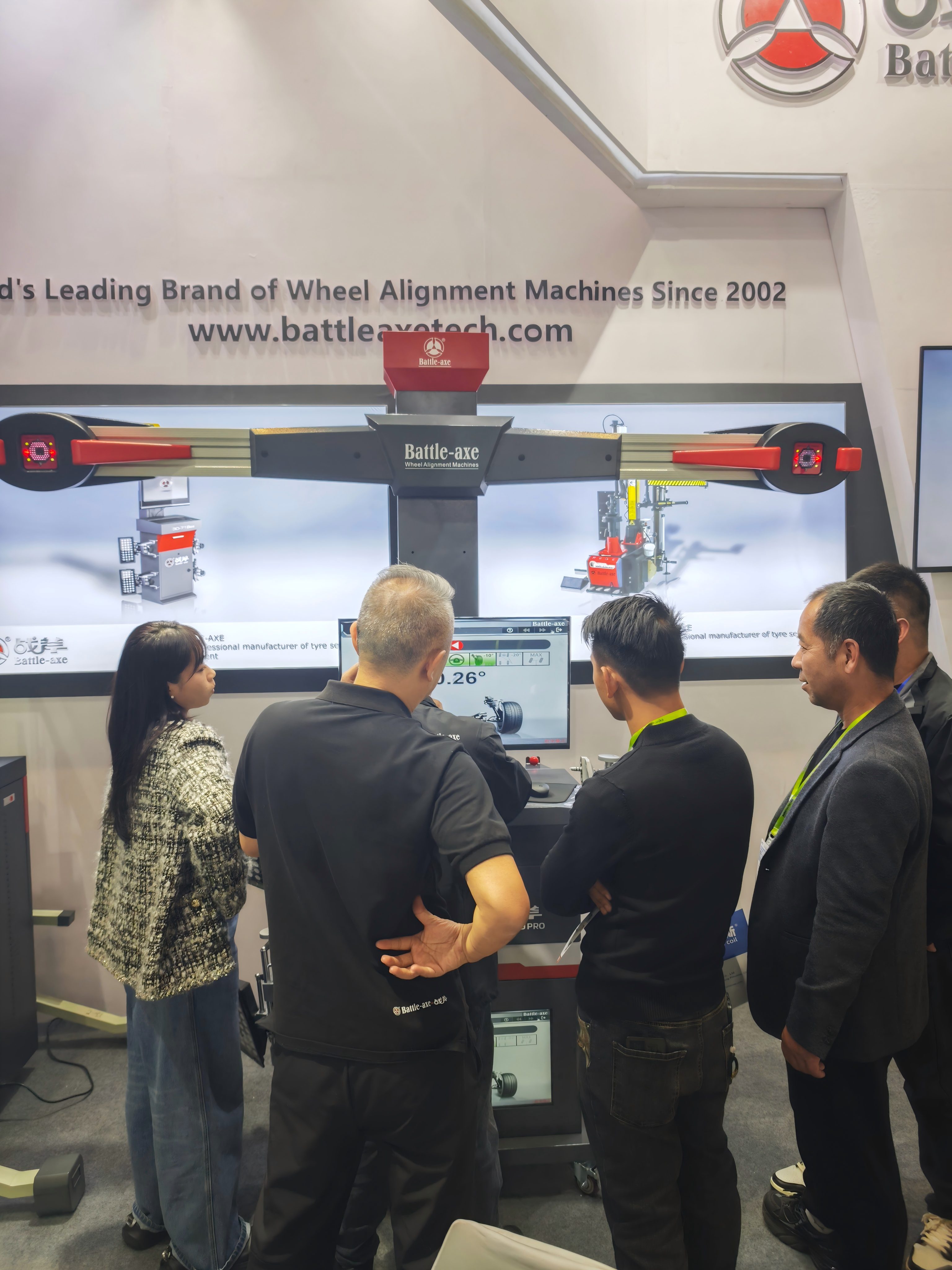 battle-axe 3d wheel alignment machine popular on exhibition.jpg