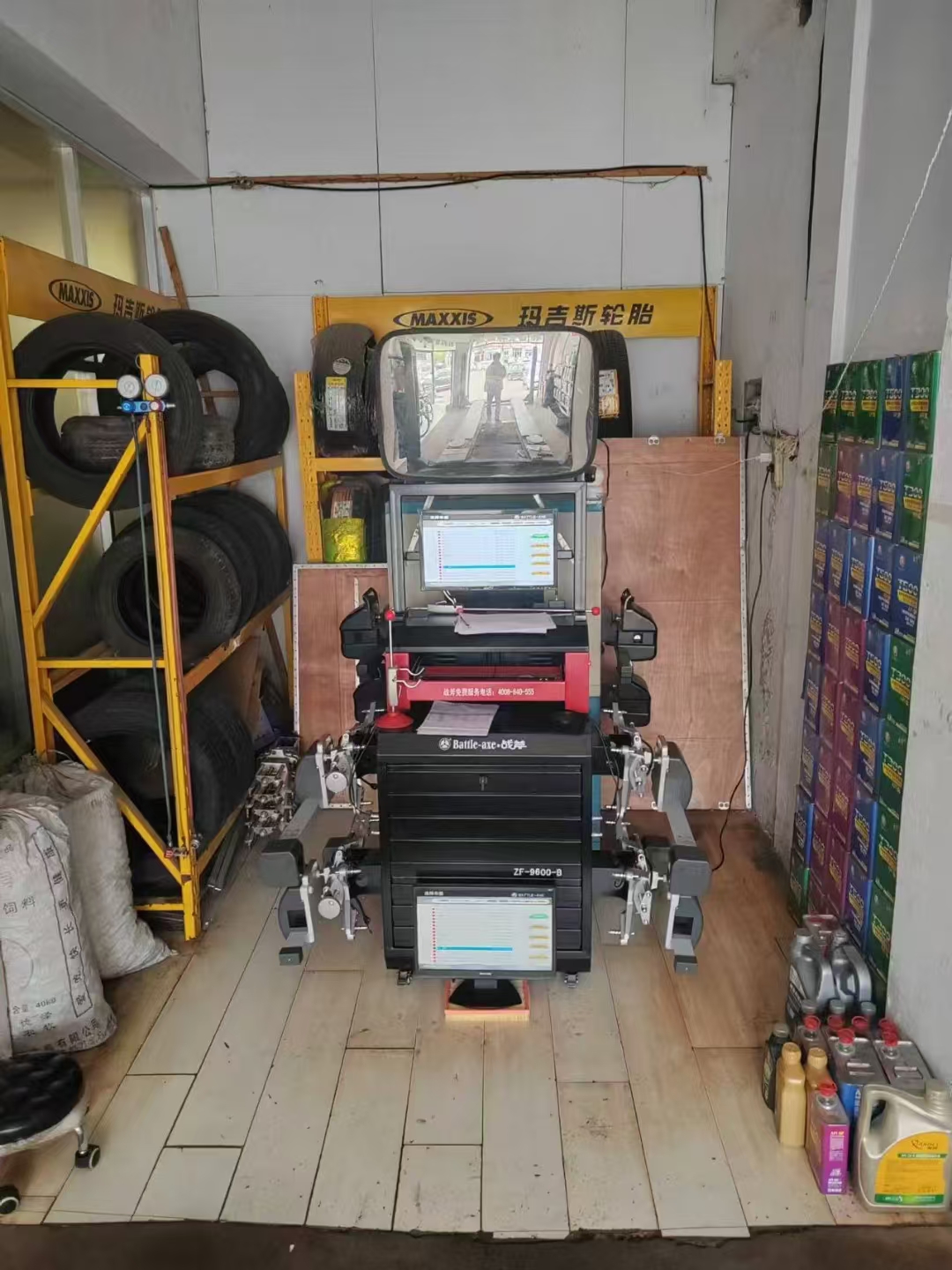 BATTLE-AXE WHEEL ALIGNMENT MACHINE CCD working in small workshop.jpg