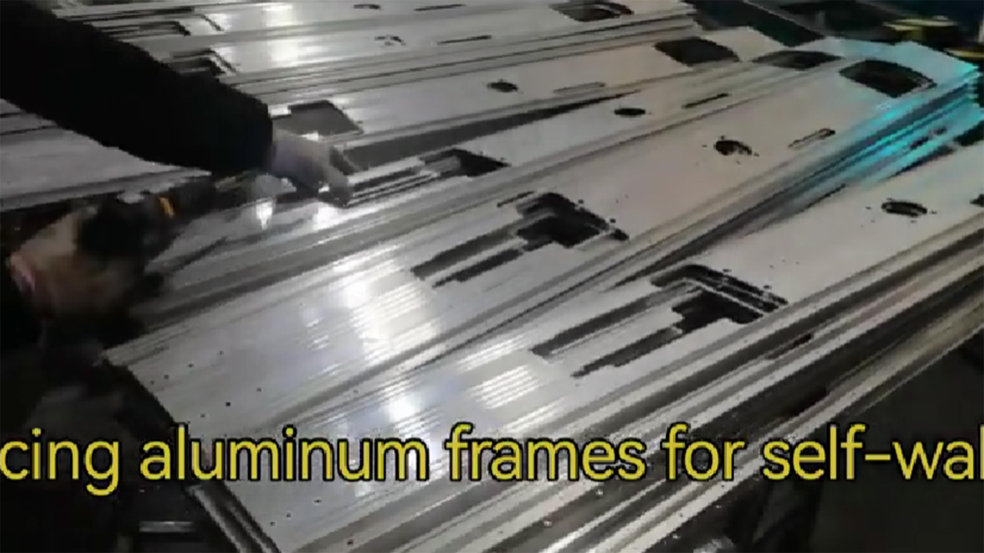 Deburring on aluminum frames for self-walking luggage