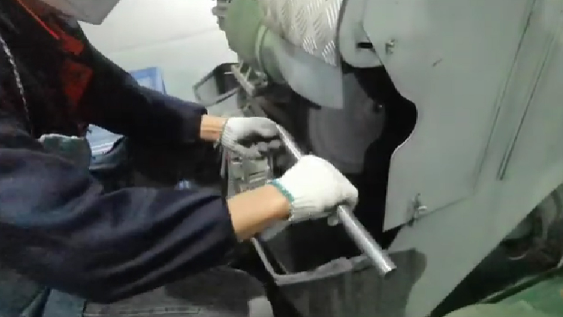 Do you know how to brush the surface of an aluminum tube?