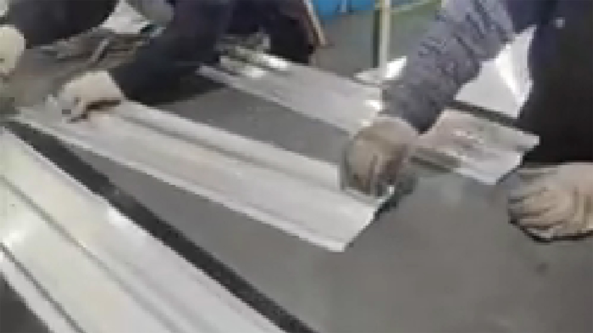 How the twist of aluminum extrusions is inspected?