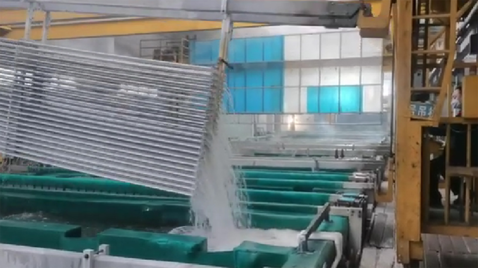 How to make the aluminium profiles beautiful-anodizing operation on aluminum profiles