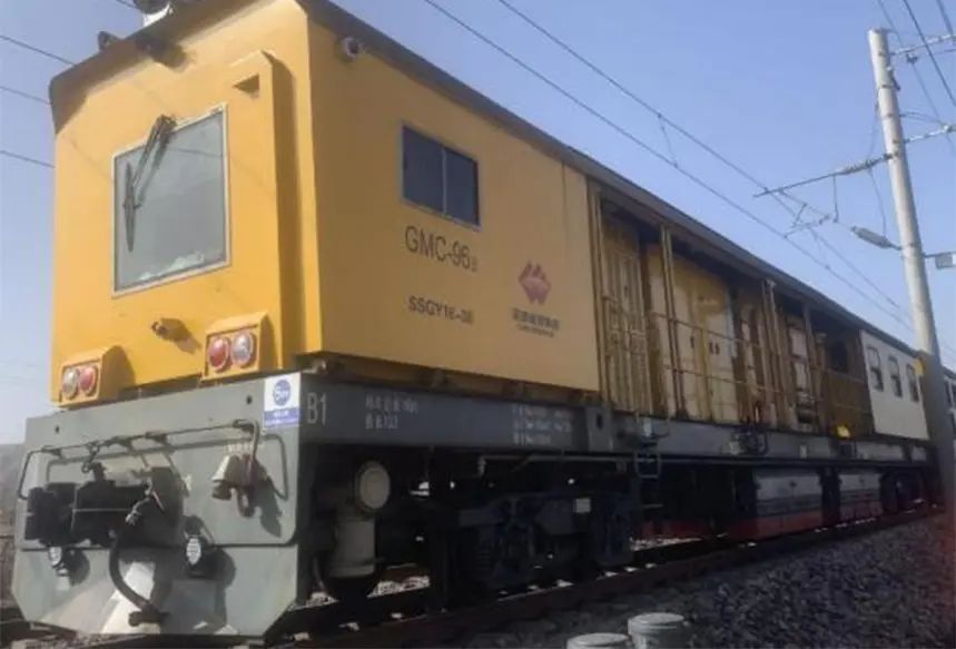 Probing the Effect of Grinding Speed on Material Removal Mechanisms of U75V Rail Grinding in Heavy Haul Railway