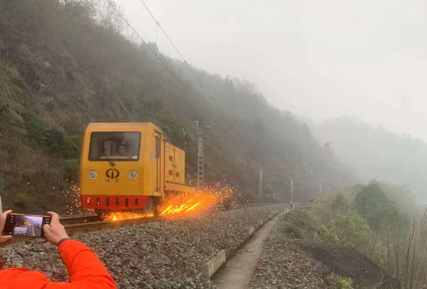 At the Qijiang Station interval in Chongqing, 12-head grinding machines are using Fasan brand grinding wheels for rail grinding operations.