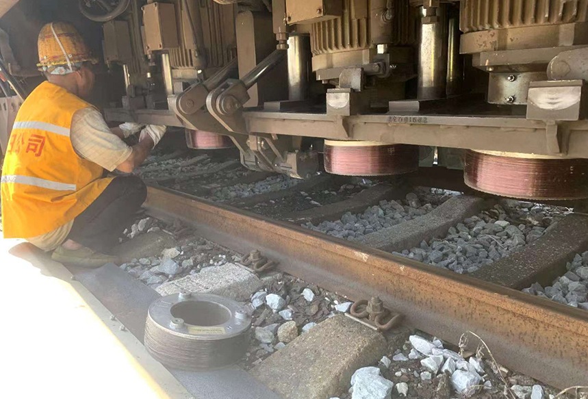 Hasco PGM96C uses fashan brand grinding wheel for rail grinding operation at Guilin West Station in Guangxi