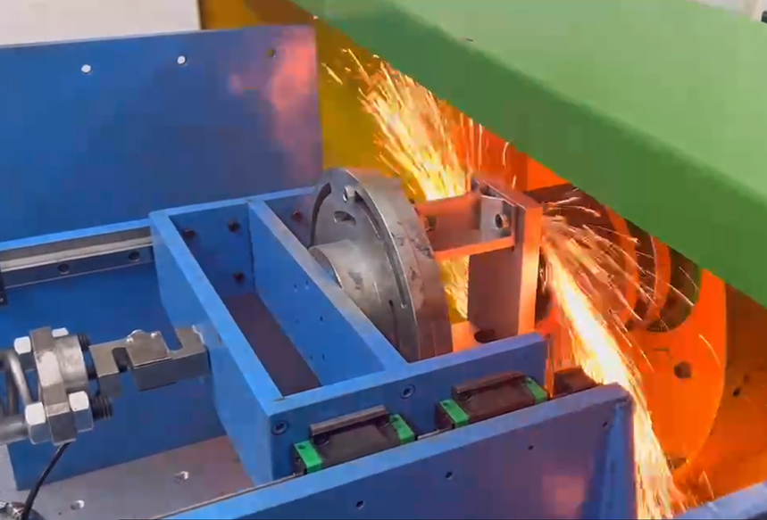 Regulating the grinding performance of grinding wheels via mixed granularity of abrasives