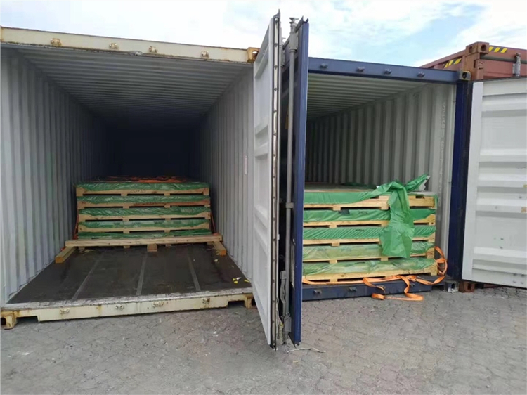 90 tonnes de plaques d'acier expédiées en Tanzanie le 7 novembre