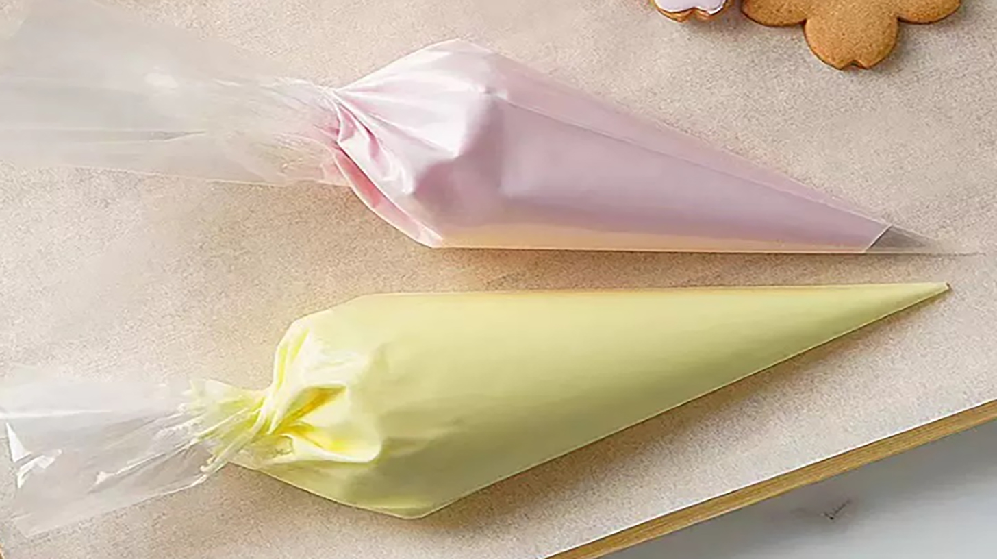 How to Master the Art of Using a Piping Bag for Stunning Cake Decorations