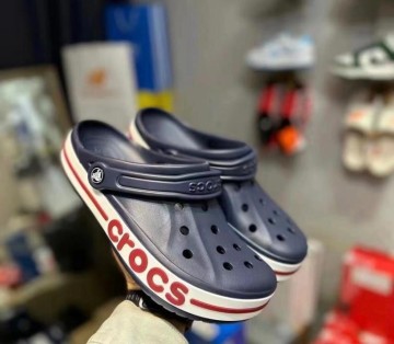 S16-2 used crocs shoes Men or women