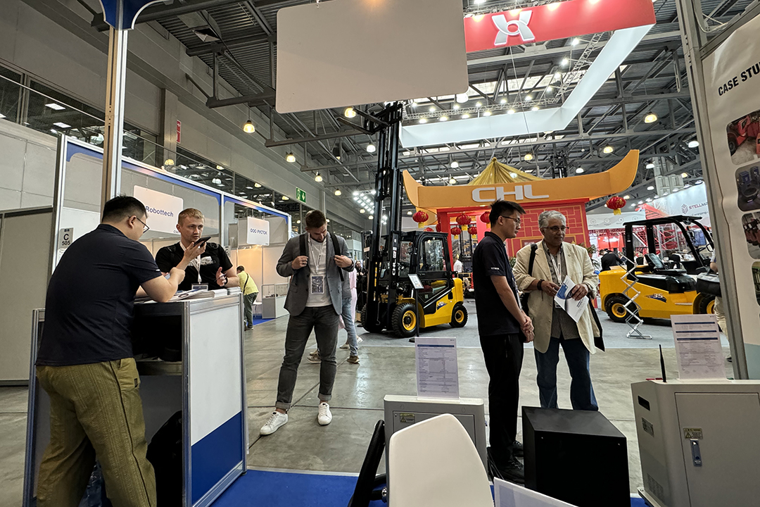 Guangdong Titans Intelligent Power Showcases New Charger at Russia CAMAT Logistics Exhibition (2)
