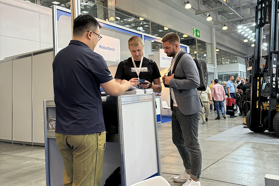 Guangdong Titans Intelligent Power Showcases New Charger at Russia CAMAT Logistics Exhibition (3)
