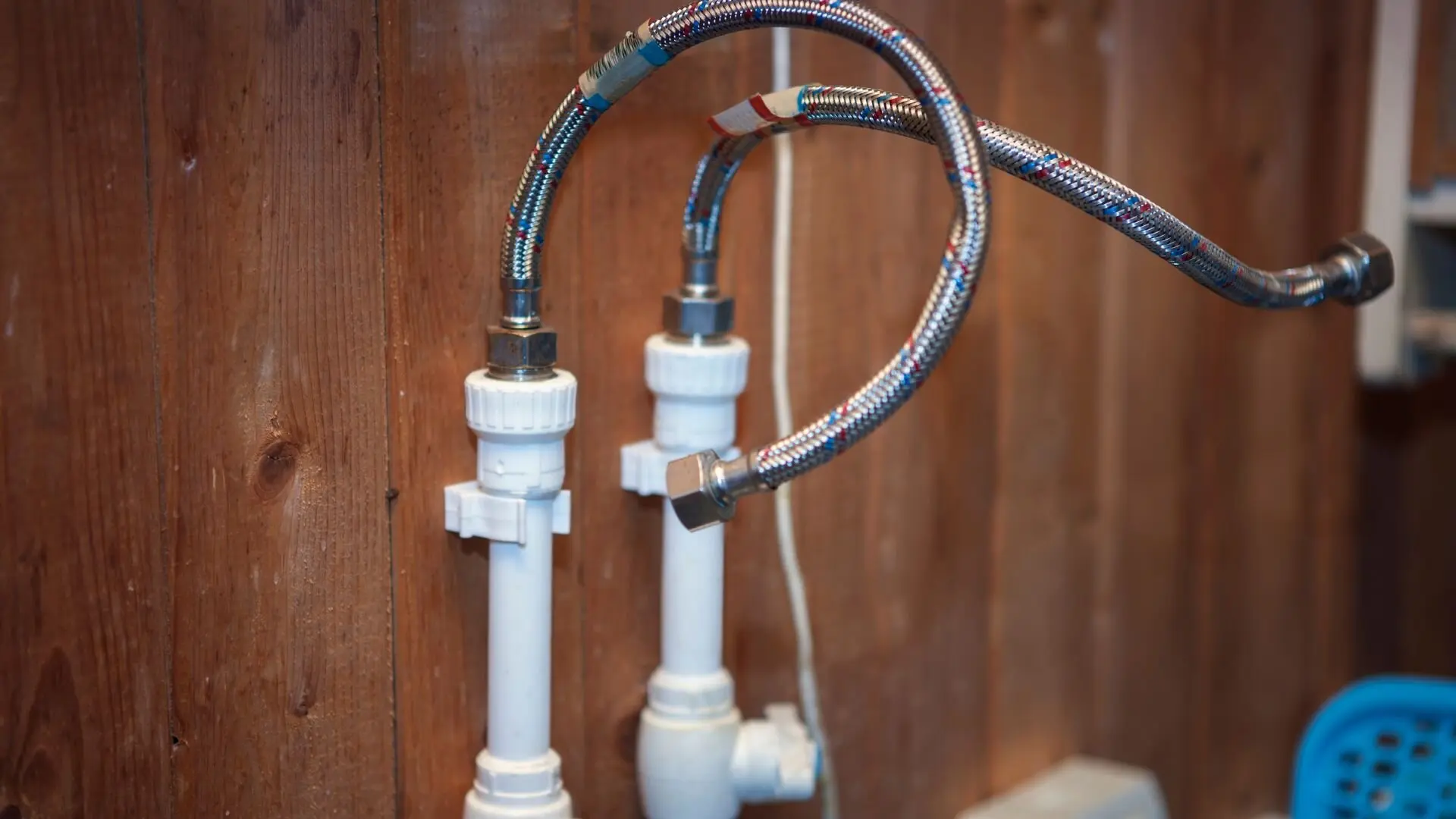 خراطيم مرنة من الحائط.webp