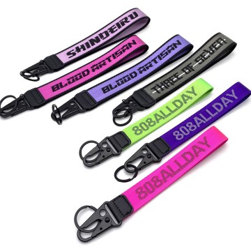 Fecho de chaveiro em jacquard com design bordado...