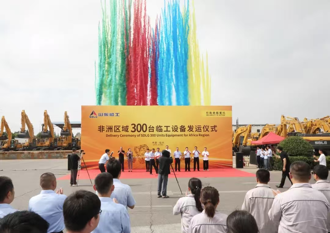 Innovating the "manufacturer cooperation going global" model, SDLG sets sail with the first batch of 300 devices to set sail in Africa