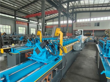 Машина для формования стержней и рельсов методом прокатки