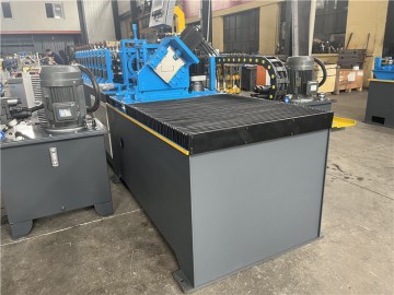 Машина для формования стержней и рельсов методом прокатки