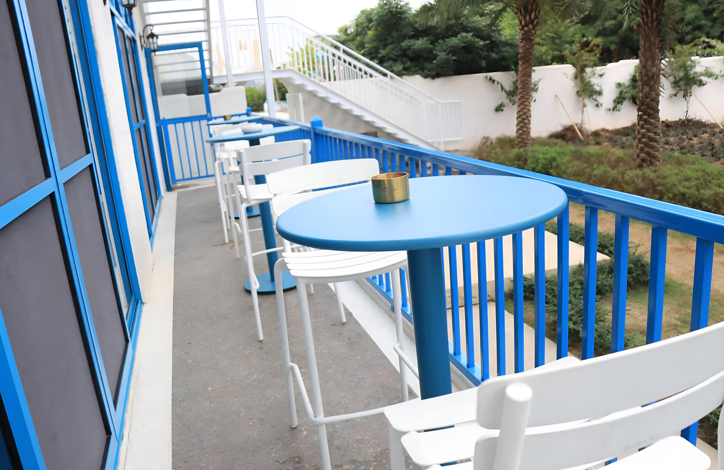 Bistro-Set in Barhöhe (1)