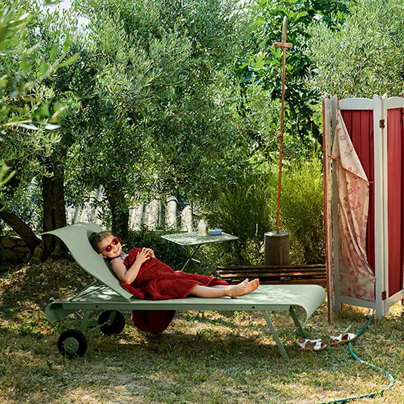 chaise longue d'extérieur confortable en acier