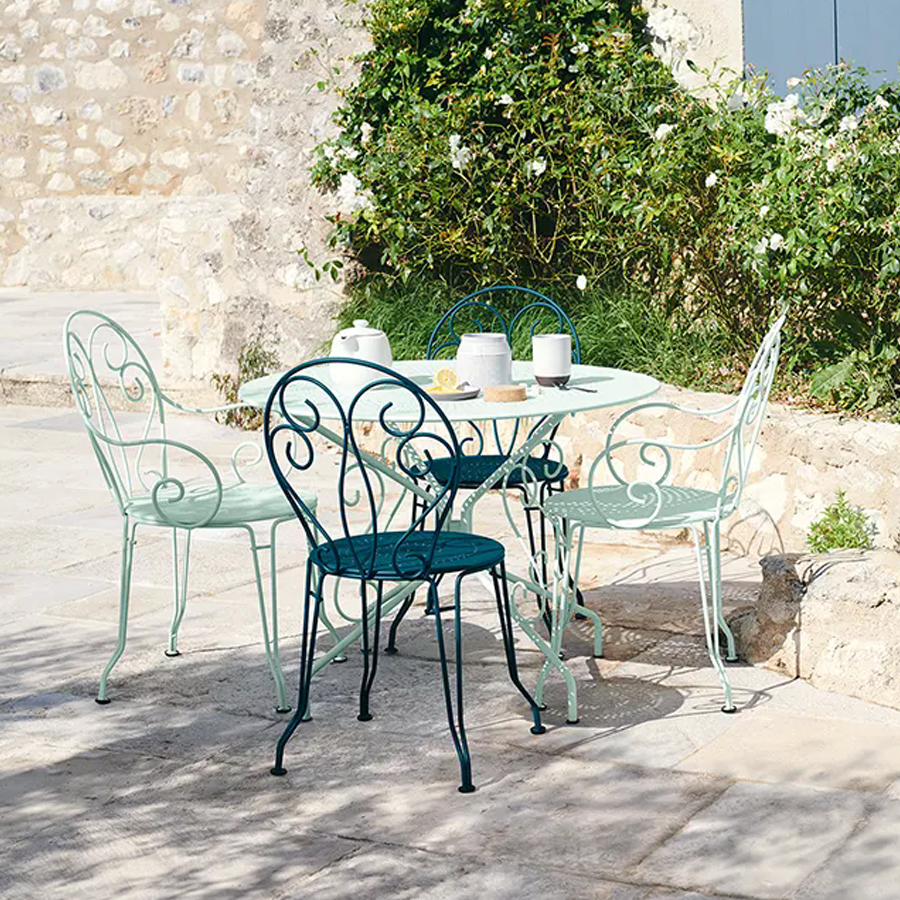 small garden outdoor round table and chairs